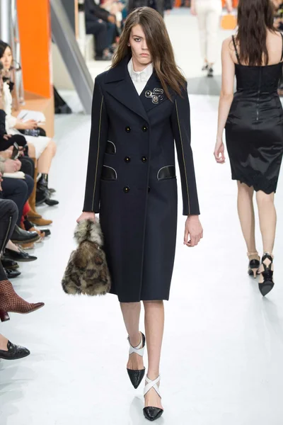 Look 16